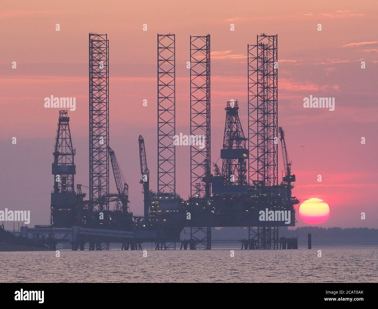 Sheerness, Kent, Großbritannien. August 2020. UK Wetter: Sonnenuntergang in Sheerness, Kent am Ende eines weiteren schwungvoll heißen Tages für den Südosten. Im Bild: Aufgelegte Bohrgeräte von Prospector 1 (links) und Ran (rechts) im Besitz von Borr Drilling. Kredit: James Bell/Alamy Live Nachrichten Stockfoto