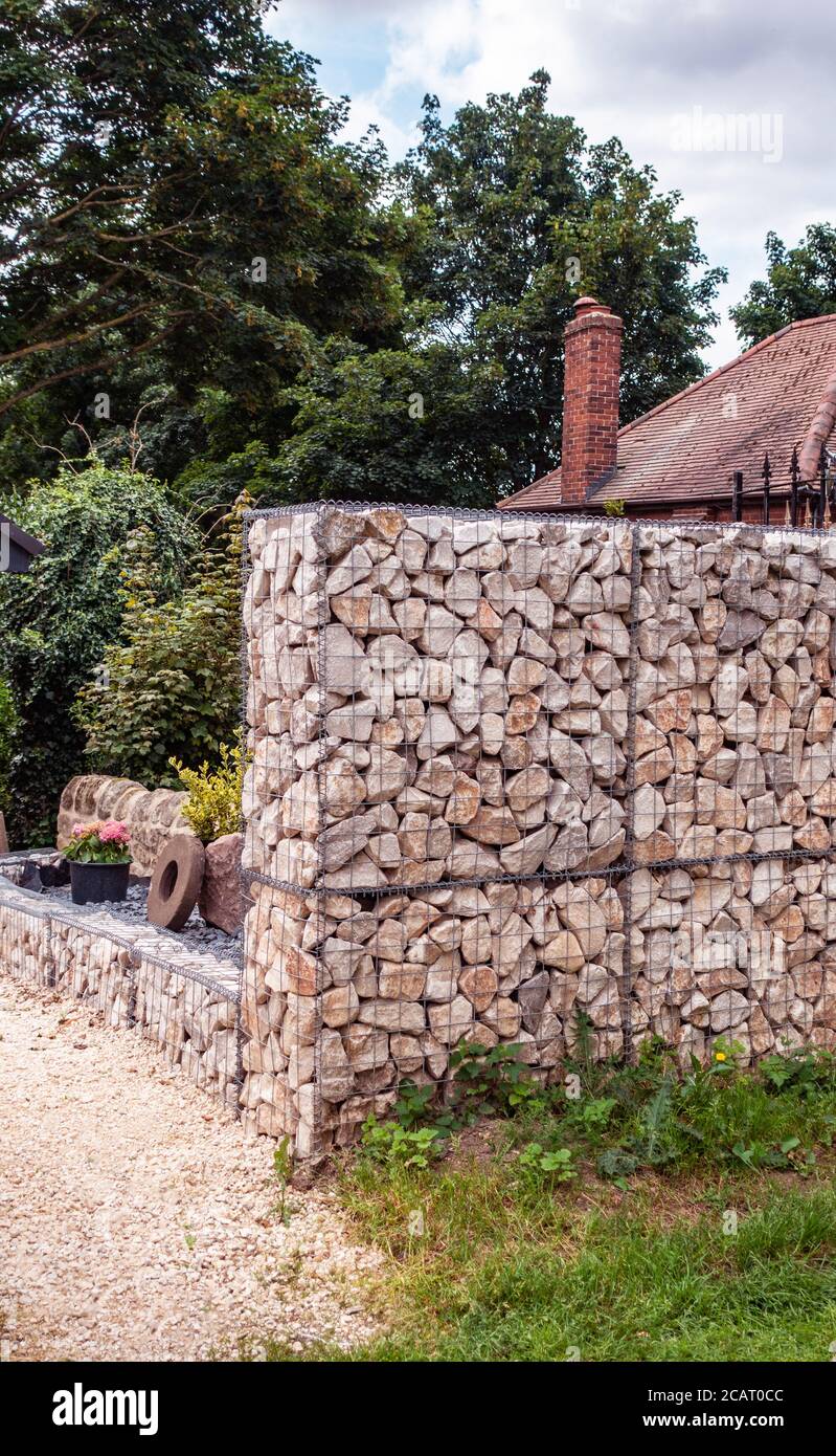 Große Garten-Wandelemente aus Gabion Steinen Stockfoto