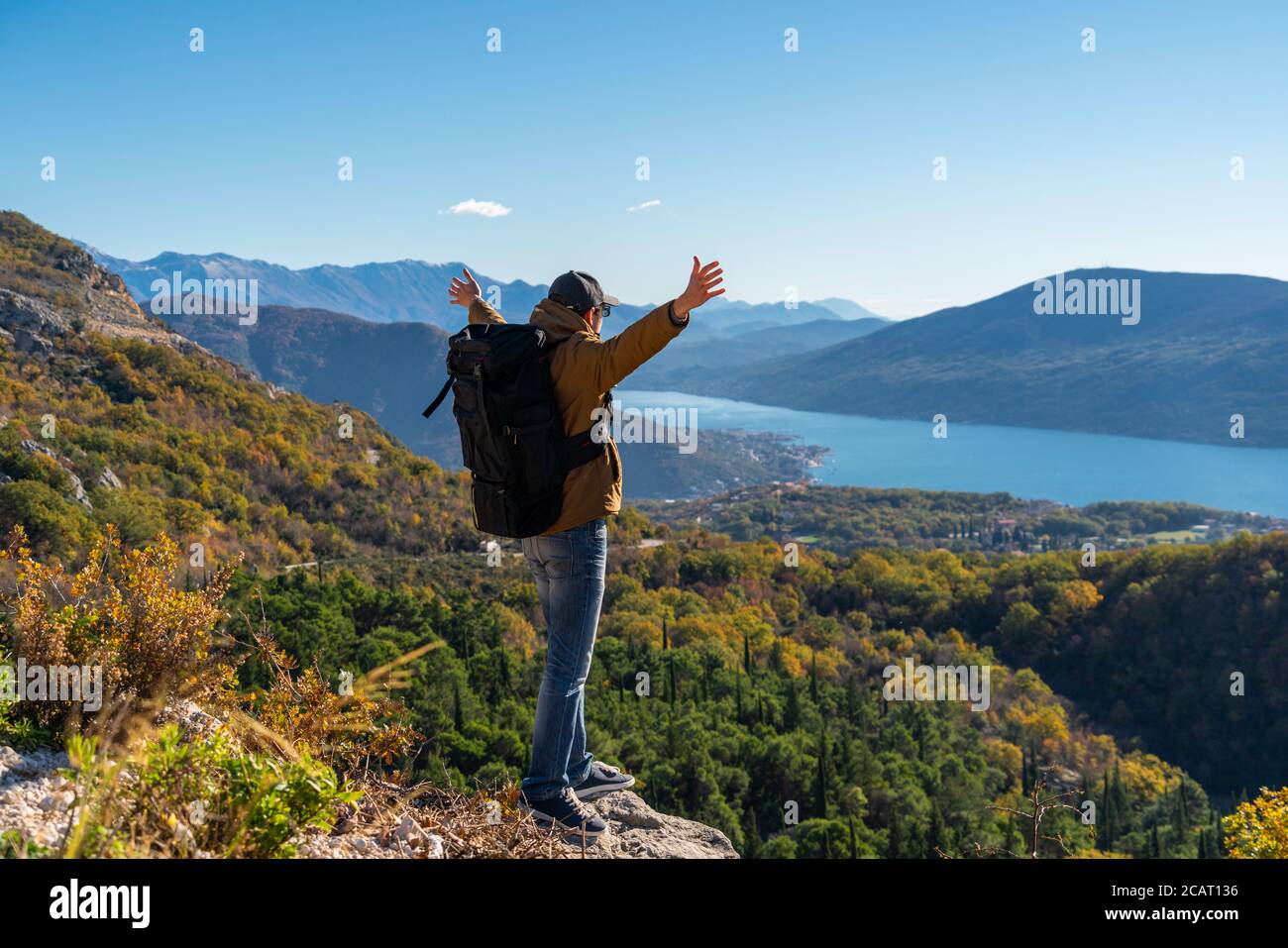 Ein Reisender mit Rucksack steht auf der Oberseite Der Berg Stockfoto