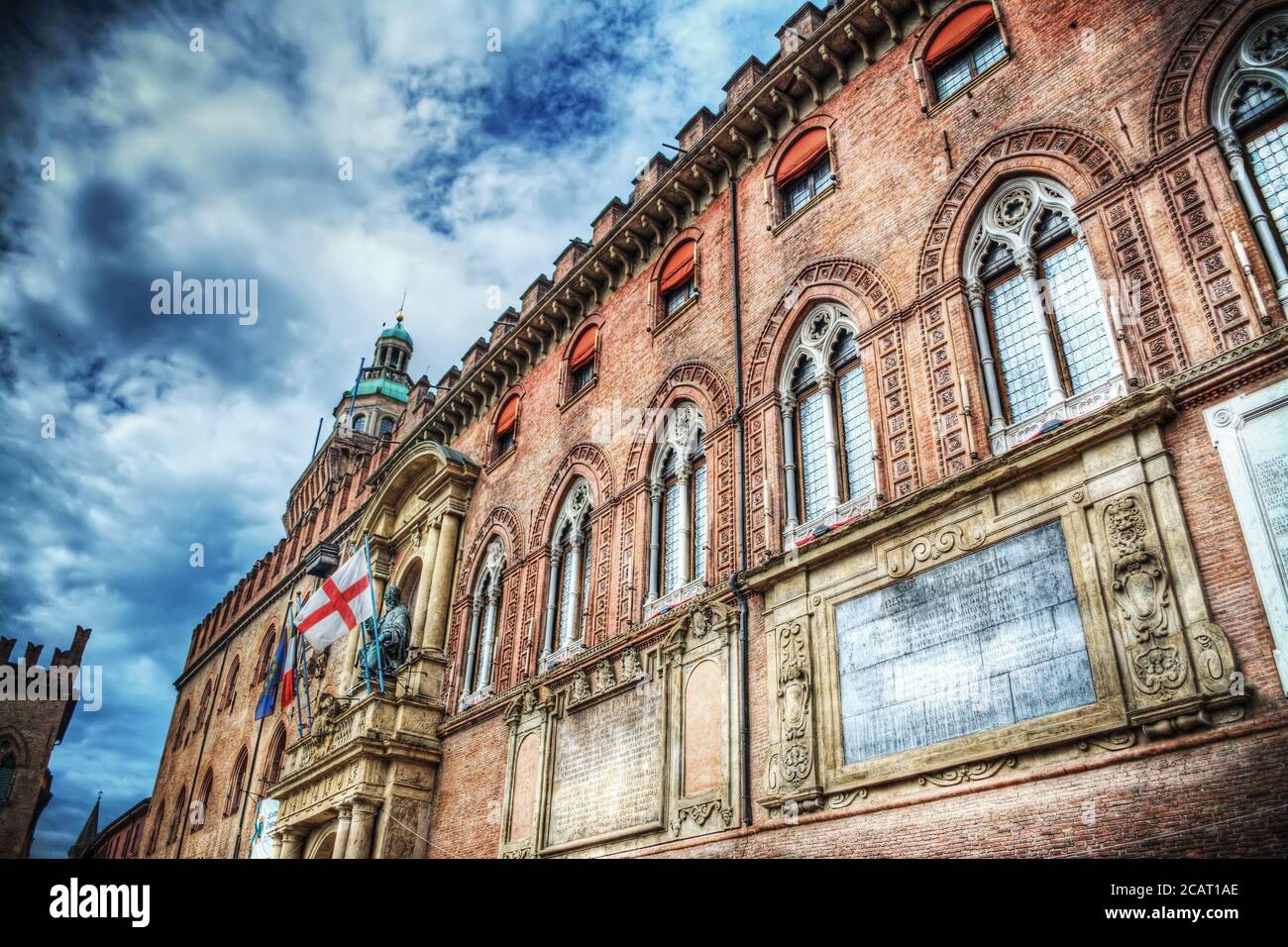 Palazzo D'Accursio unter dramatischem Himmel in Bologna, Italien Stockfoto