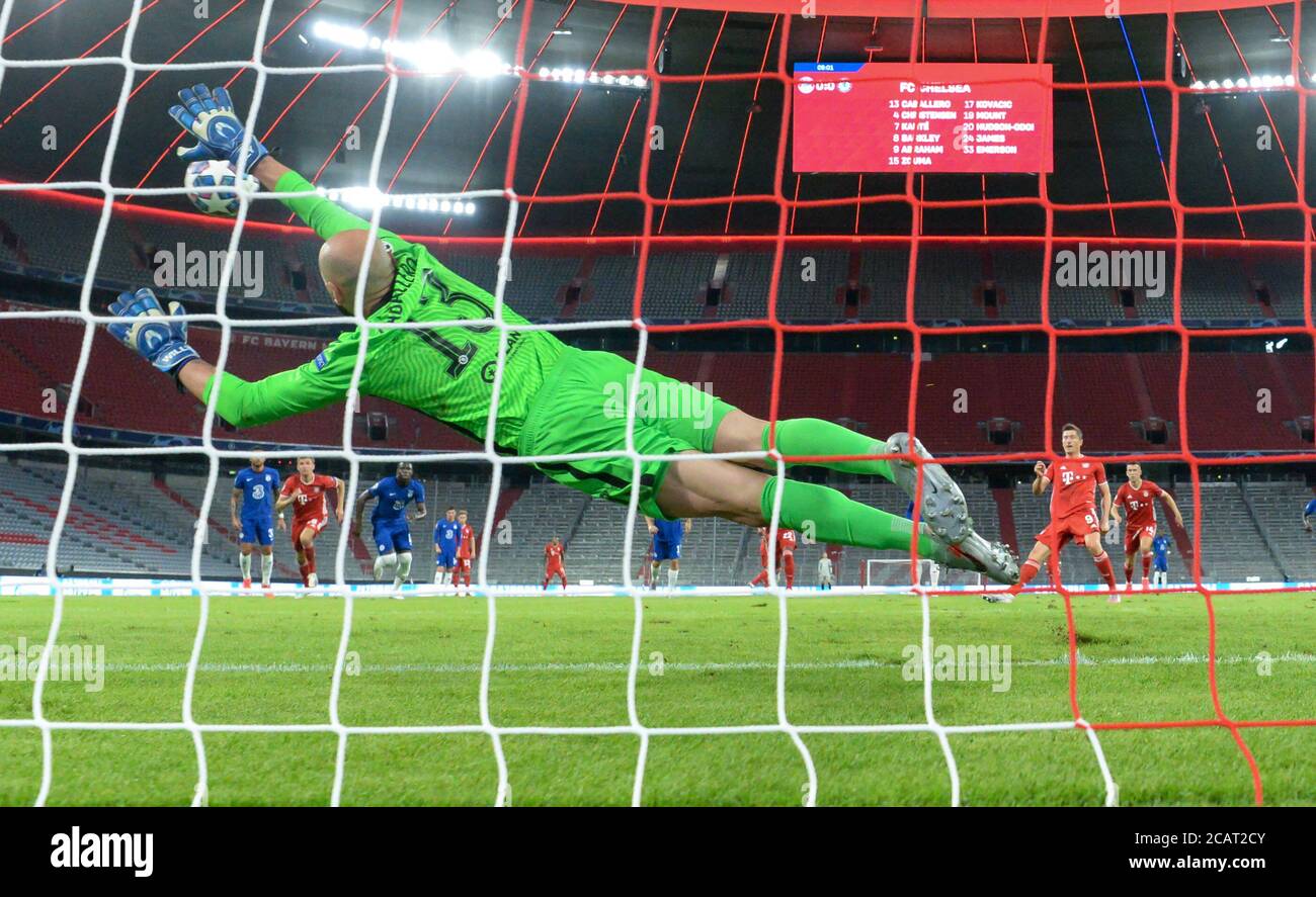 Der Münchner Robert Lewandowski schießt das erste Tor seiner Mannschaft aus einer Strafe während des UEFA Europa League, Viertelfinalspiels in der Allianz Arena, München. Stockfoto