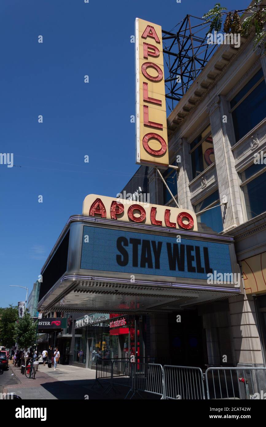 Das geschlossene Apollo Theater oder Theater in Harlem blinkt ein BLEIBEN SIE GUT Zeichen für die Öffentlichkeit während des Coronavirus oder Covid-19 Pandemie Stockfoto