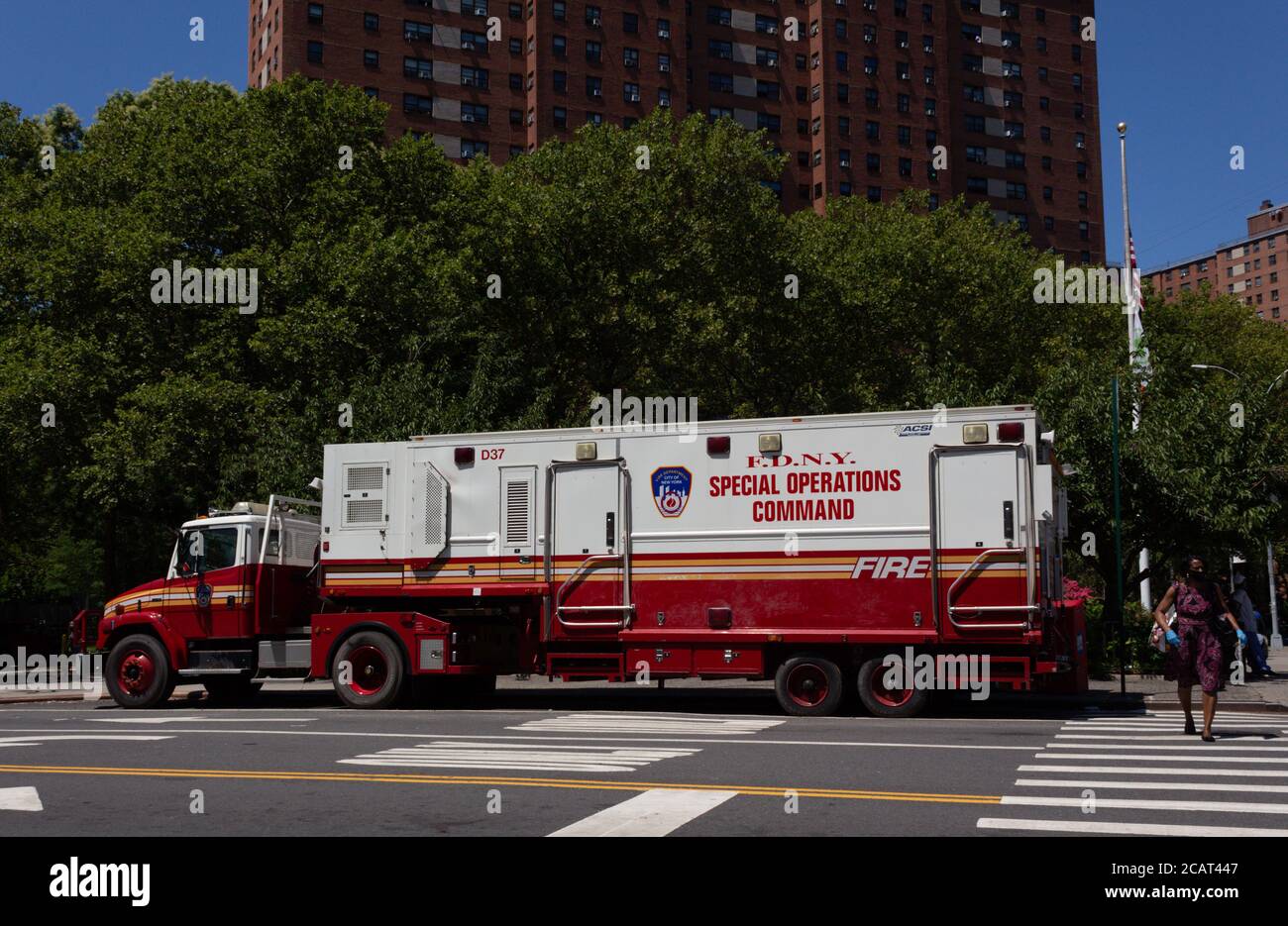Ein Special Operations Command Truck der Feuerwehr von New York, oder FDNY, parkte auf einer Straße in Harlem Stockfoto