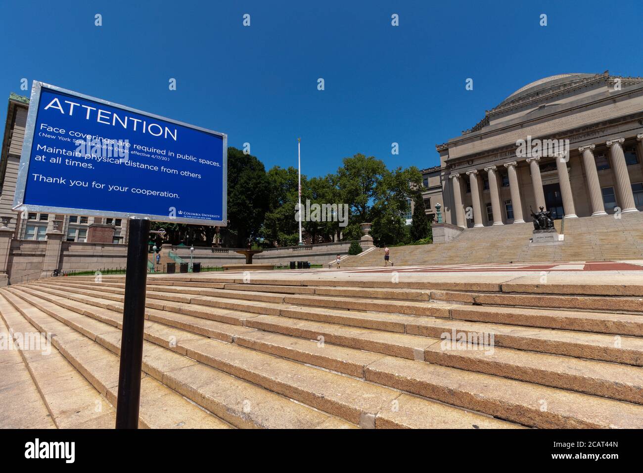 schild in der Nähe der Columbia University Library mit der Angabe, dass Gesichtsbedeckungen Und soziale Distanzierung sind aufgrund des Coronavirus oder erforderlich Covid-19 Pandemie Stockfoto