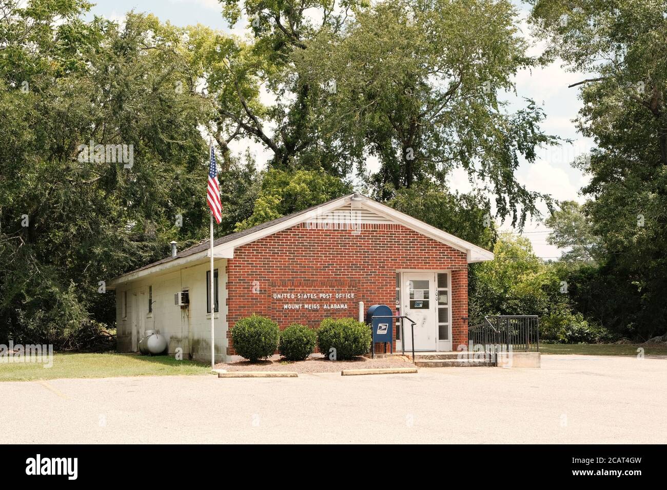 Außeneingang zum Postamt der kleinen ländlichen Stadt in Mount Meigs, Alabama, USA. Stockfoto