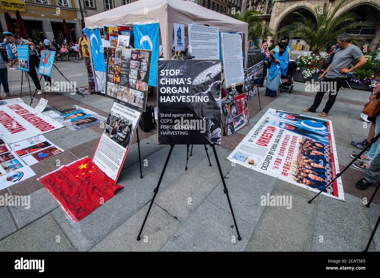 München, Bayern, Deutschland. August 2020. Auf die sich verschlechternde Situation in der chinesischen Provinz Xinjiang aufmerksam gemacht, demonstrierten deutsche Uiguren auf dem Münchner Marienplatz. Möglicherweise leben 11 Millionen Uiguren in China unter Unterdrückung, wobei 150 der größten Konzerne in Europa wirtschaftliche Interessen in der Region haben und Uiguren in ihrer Lieferkette, wie Nike, Volkswagen, Apple, BMW, Samsung, Huawei, Sony und andere. Etwa 800 Uiguren leben in der Münchner Exilgemeinde. Quelle: Sachelle Babbar/ZUMA Wire/Alamy Live News Stockfoto