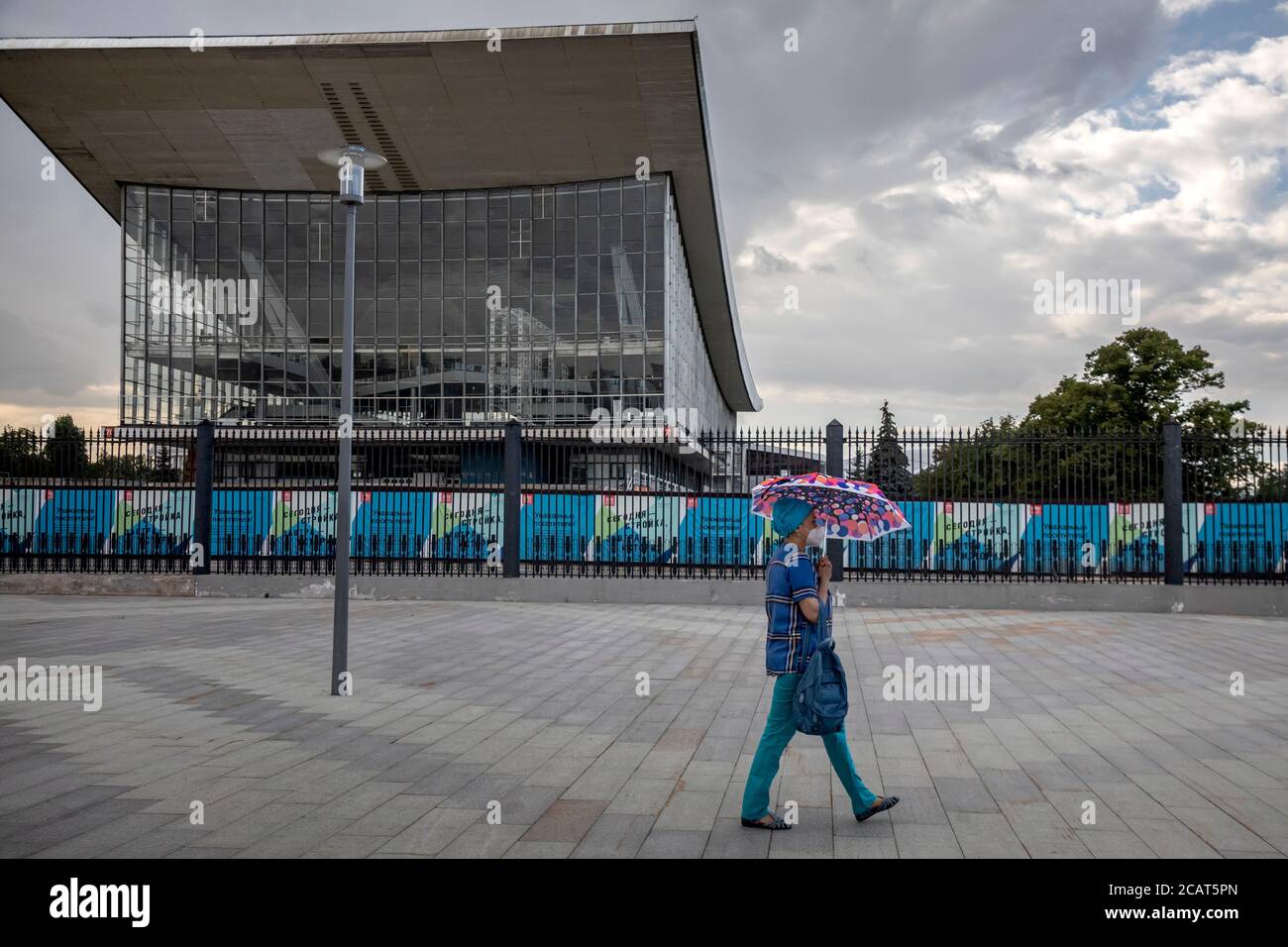 Moskau, Russland. 8. August 2020 Blick auf den Moskauer Pavillon (früher Pavillon von 70) auf VDNKh in Moskau. Es wurde für die Sowjetunion auf der internationalen Ausstellung Expo 67 entworfen Stockfoto