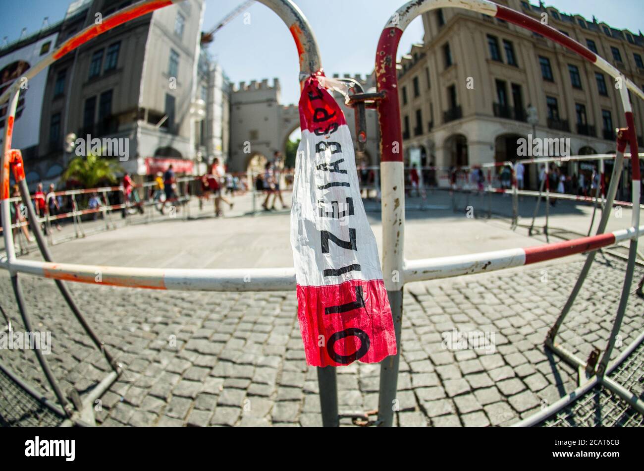 München, Bayern, Deutschland. August 2020. Um von der Coronavirus-Krise, Rassismus, Unzufriedenheit mit Nichtweißen in Deutschland und mit Black Lives Matter zu profitieren, veranstaltete die Neonazi NPD-Partei in München eine "also White Lives Matter"-Kundgebung im Münchner Stachus. Zehn nahmen daran Teil, darunter Franz H., Pia V., Manfred Schiessl, ein BIA-Mitglied, der auch Ordner an der Coronademos ist, und mehrere andere, darunter Neonazi Josef. H., der unter zwei weiteren Teilnehmern lange Gespräche mit dem umstrittenen Münchner Polizei-Kommunikationsteam geführt hat, das bei Demos oft als bein zu sehen ist Stockfoto