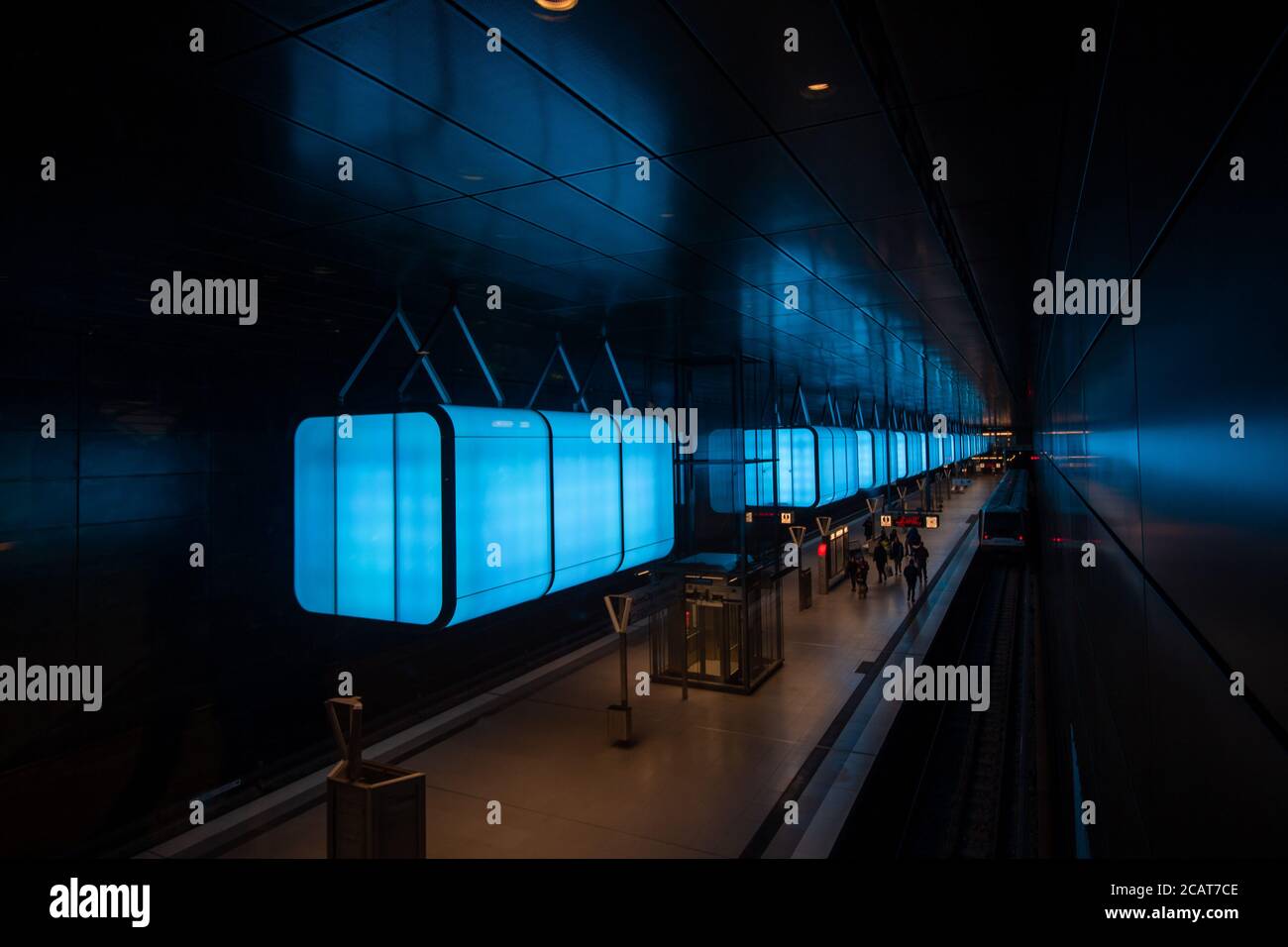 U-Bahn-Station HafenCity mit blauem Licht an der Universität am Speicherstadt in Hamburg Stockfoto