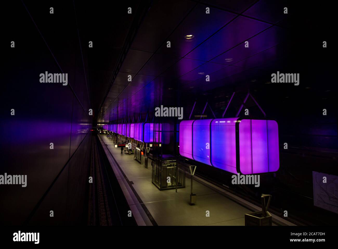 U-Bahn-Station HafenCity mit blauen und violetten Lichtern an der Universität Auf der Speicherstadt in Hamburg Stockfoto