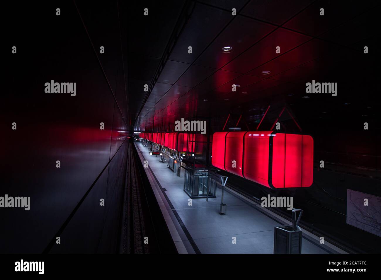 U-Bahn-Station HafenCity mit roter Ampel an der Universität am Speicherstadt in Hamburg Stockfoto