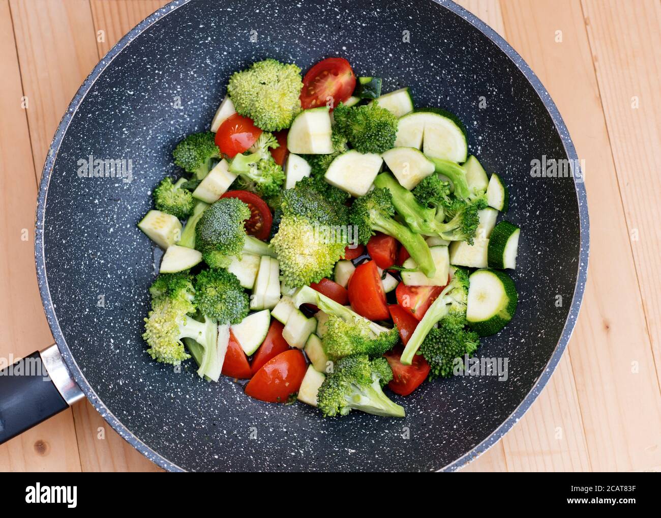Grünes Gemüse, Brokkoli, Zucchini, Tomaten in einer VOC-Pfanne  Stockfotografie - Alamy