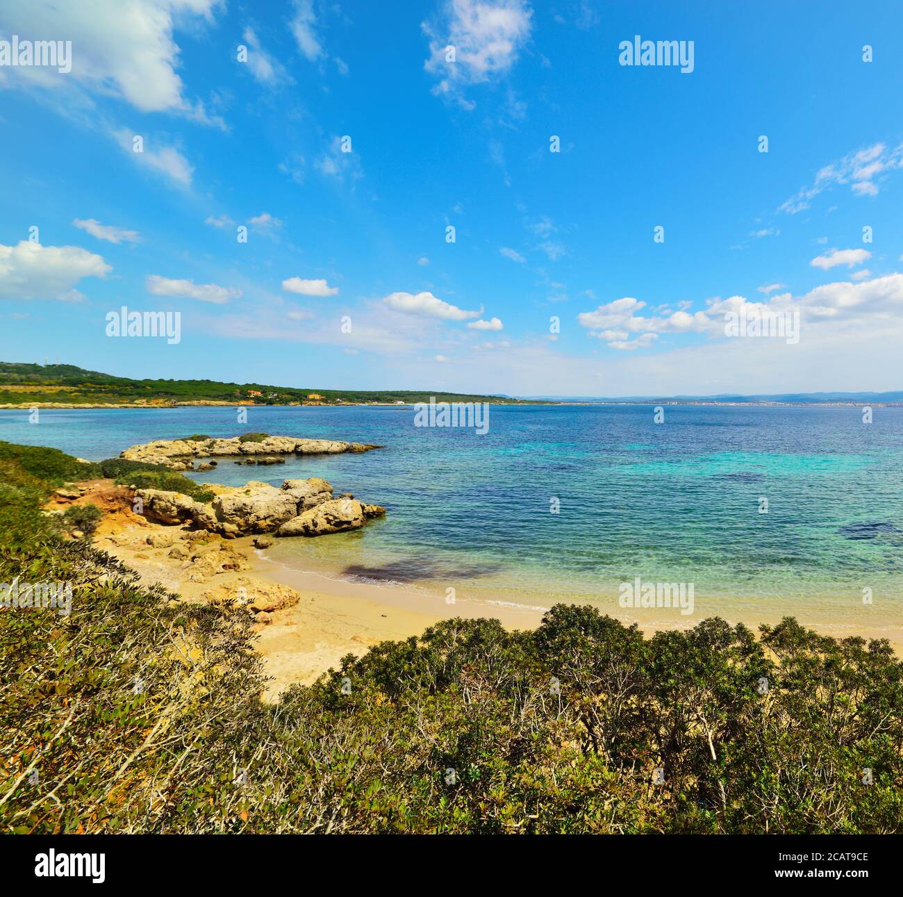 Kleine Bucht unter einem strahlend blauen Himmel in Sardinien, Italien Stockfoto