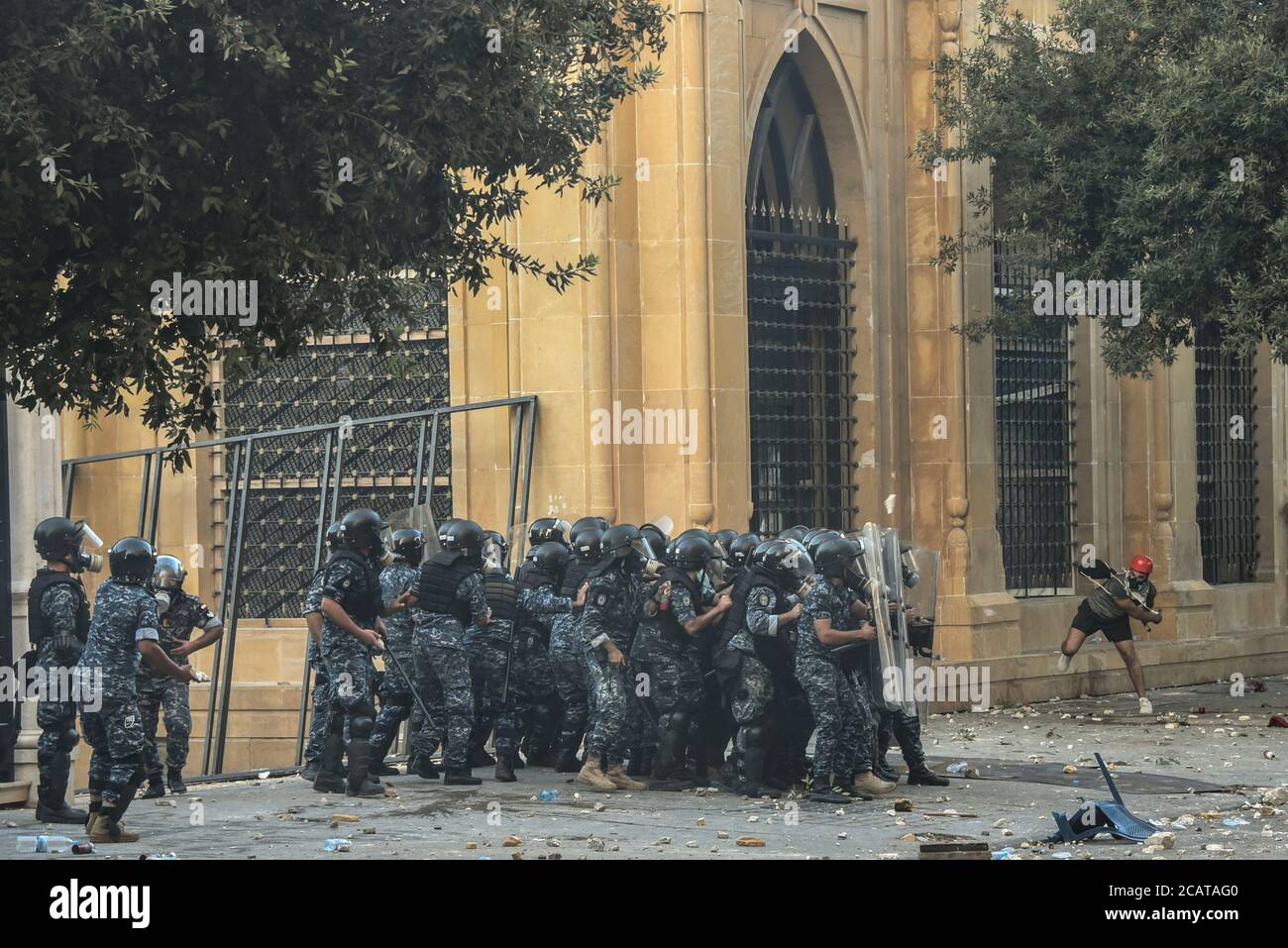 Beirut, Libanon, 8. August 2020. Demonstranten warfen Steine auf die Polizei, als die Libanesen nach einer katastrophalen Explosion auf die Straße gingen, bei der mehr als 6000 verletzt, über 150 getötet und große Teile der Hauptstadt dezimiert wurden. Sie beschuldigen ihre Regierung wegen unverantwortlicher Negativität bei der Lagerung der 2750 Tonnen hochexplosiven Ammoniumnitrats, die im Hafen von Beirut explodiert sind, ungefährlich in einem bevölkerten Gebiet. Elizabeth Fitt Kredit: Elizabeth Fitt/Alamy Live News Stockfoto