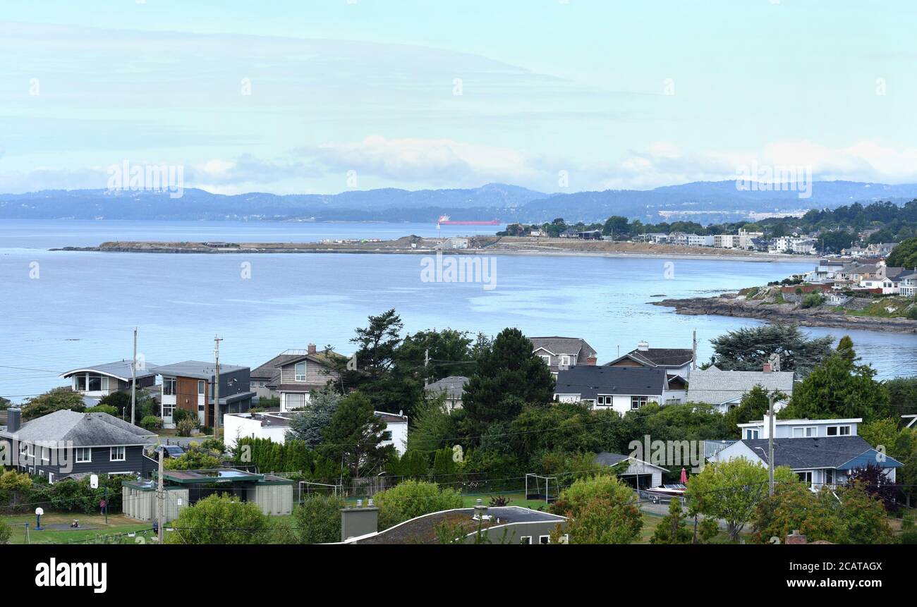Blick über Häuser zum Clover Point (Zentrum) und zum Wasser in Victoria, British Columbia, Kanada auf Vancouver Island. Stockfoto