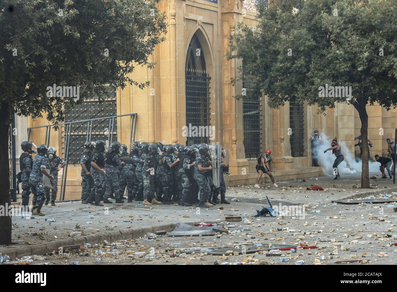 Beirut, Libanon, 8. August 2020. Demonstranten warfen Steine auf die Polizei, als die Libanesen nach einer katastrophalen Explosion auf die Straße gingen, bei der mehr als 6000 verletzt, über 150 getötet und große Teile der Hauptstadt dezimiert wurden. Sie beschuldigen ihre Regierung wegen unverantwortlicher Negativität bei der Lagerung der 2750 Tonnen hochexplosiven Ammoniumnitrats, die im Hafen von Beirut explodiert sind, ungefährlich in einem bevölkerten Gebiet. Elizabeth Fitt Kredit: Elizabeth Fitt/Alamy Live News Stockfoto