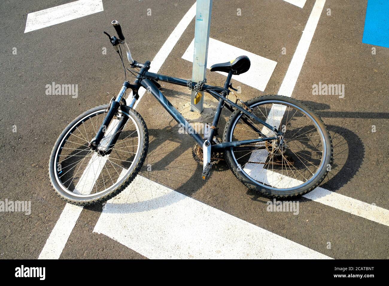 Fahrraddiebstahl durch Kette und Doppelvorhängeschlösser verhindert. Stockfoto
