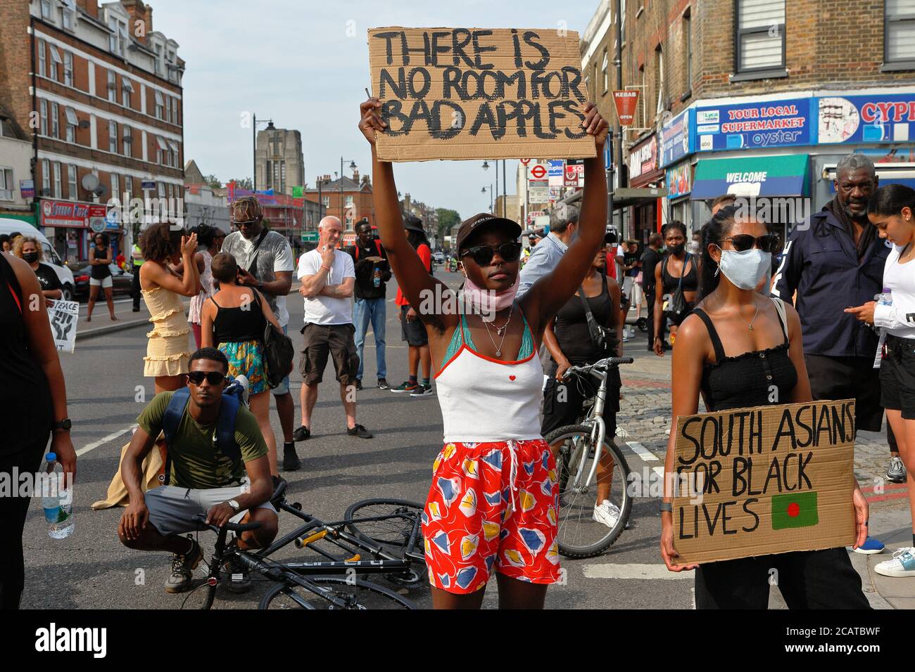 Tottenham - London (UK), 8. August 2020: Eine Koalition von Aktivistengruppen Kundgebung vor der Tottenham Polizeistation Polizei Rassismus und Gewalt. Stockfoto
