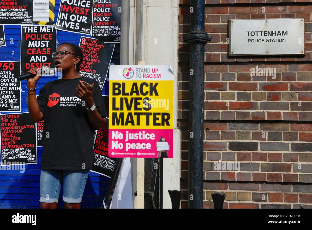Tottenham - London (UK), 8. August 2020: Eine Koalition von Aktivistengruppen Kundgebung vor der Tottenham Polizeistation Polizei Rassismus und Gewalt. Stockfoto