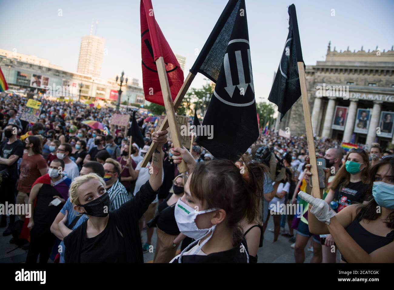 Antifaschistische Aktivisten schwenken während der Demonstration Antifa-Fahnen.der Stop Bzdurom organisierte einen Protest in Solidarität mit der inhaftierten transsexuellen Aktivistin Margot mit dem Slogan "You will never walk alone - in solidarity against queerphobia" und als Reaktion auf die immer schnellere Hasskampagne gegen die LGBTQ+ Gemeinschaft und die jüngsten Inhaftierungen Von Aktivisten. Stockfoto