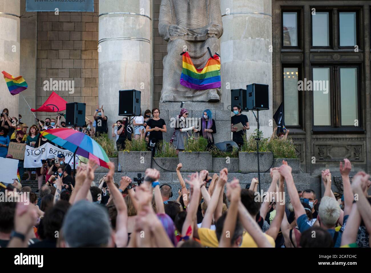 Protestierende während der Rede auf der Demonstration.der Stop Bzdurom organisierte einen Protest in Solidarität mit der inhaftierten transsexuellen Aktivistin Margot mit dem Slogan "You will never walk alone - in solidarity against queerphobia" und als Reaktion auf die immer schnellere Hasskampagne gegen LGBTQ+ Gemeinschaft und die jüngsten Festnahmen Von Aktivisten. Stockfoto