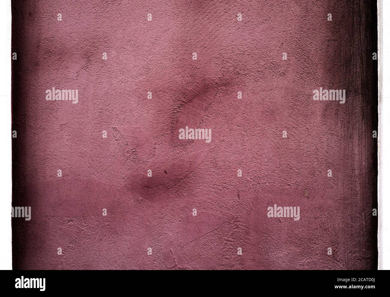 Rustikale, gedämpfte, burgunderrote Strukturoberfläche mit schmalen weißen Rändern. Stockfoto