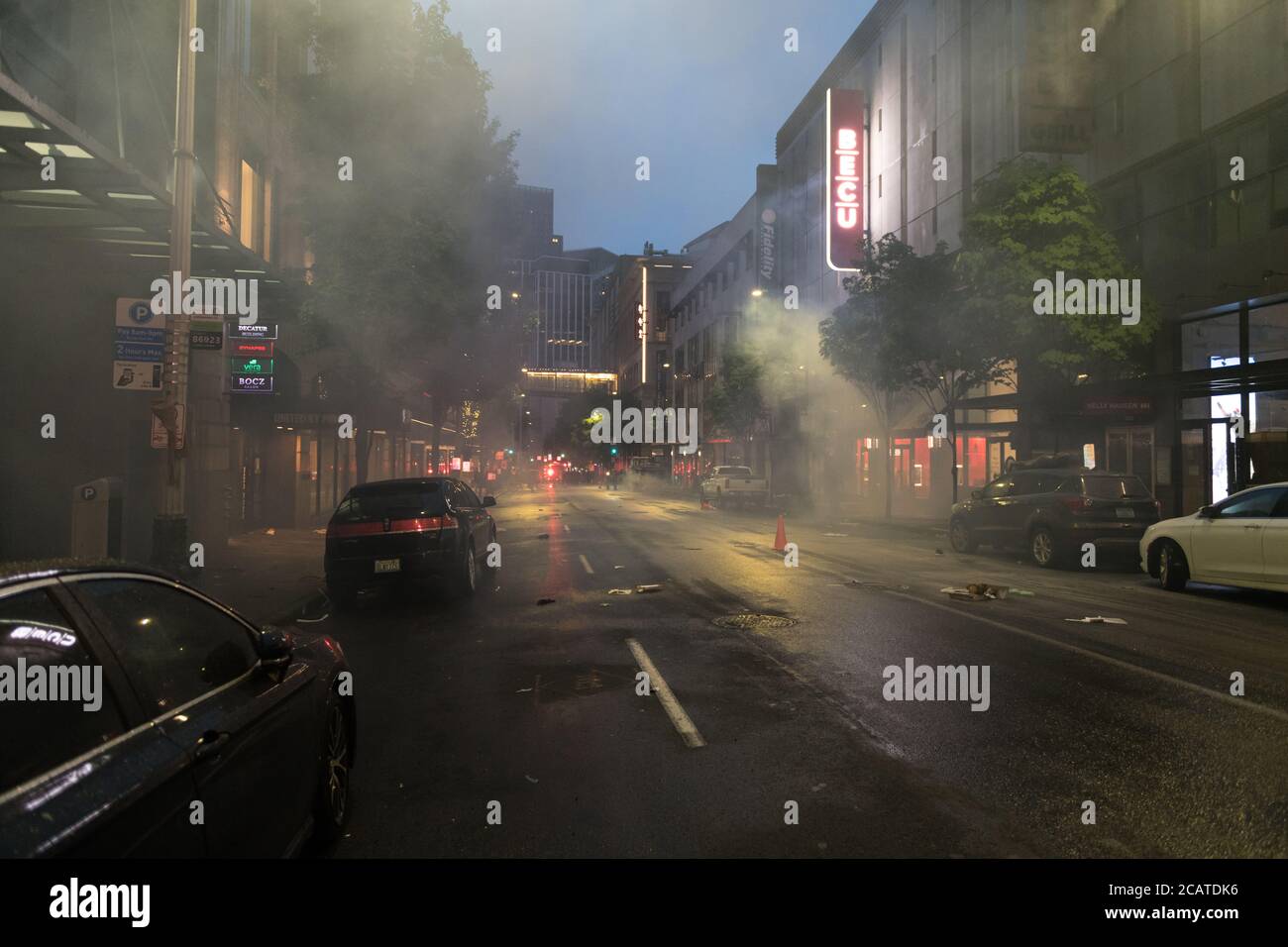 Seattle, USA 30. Mai 2020: Am frühen Abend füllt Tränengas die Luft in Westlake während des George Floyd Protestes. Stockfoto