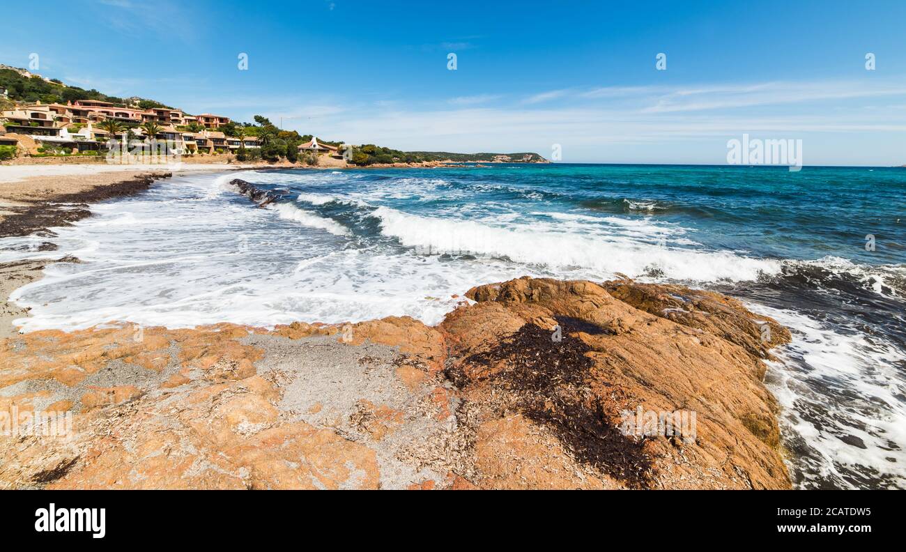 Raues Meer in Piccolo Pevero Strand, Sardinien Stockfoto