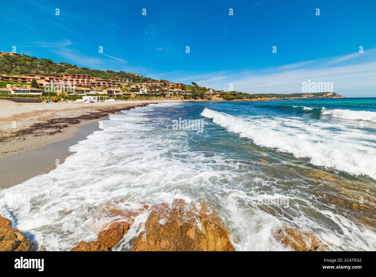 Wellen in Piccolo Pevero Strand, Sardinien Stockfoto