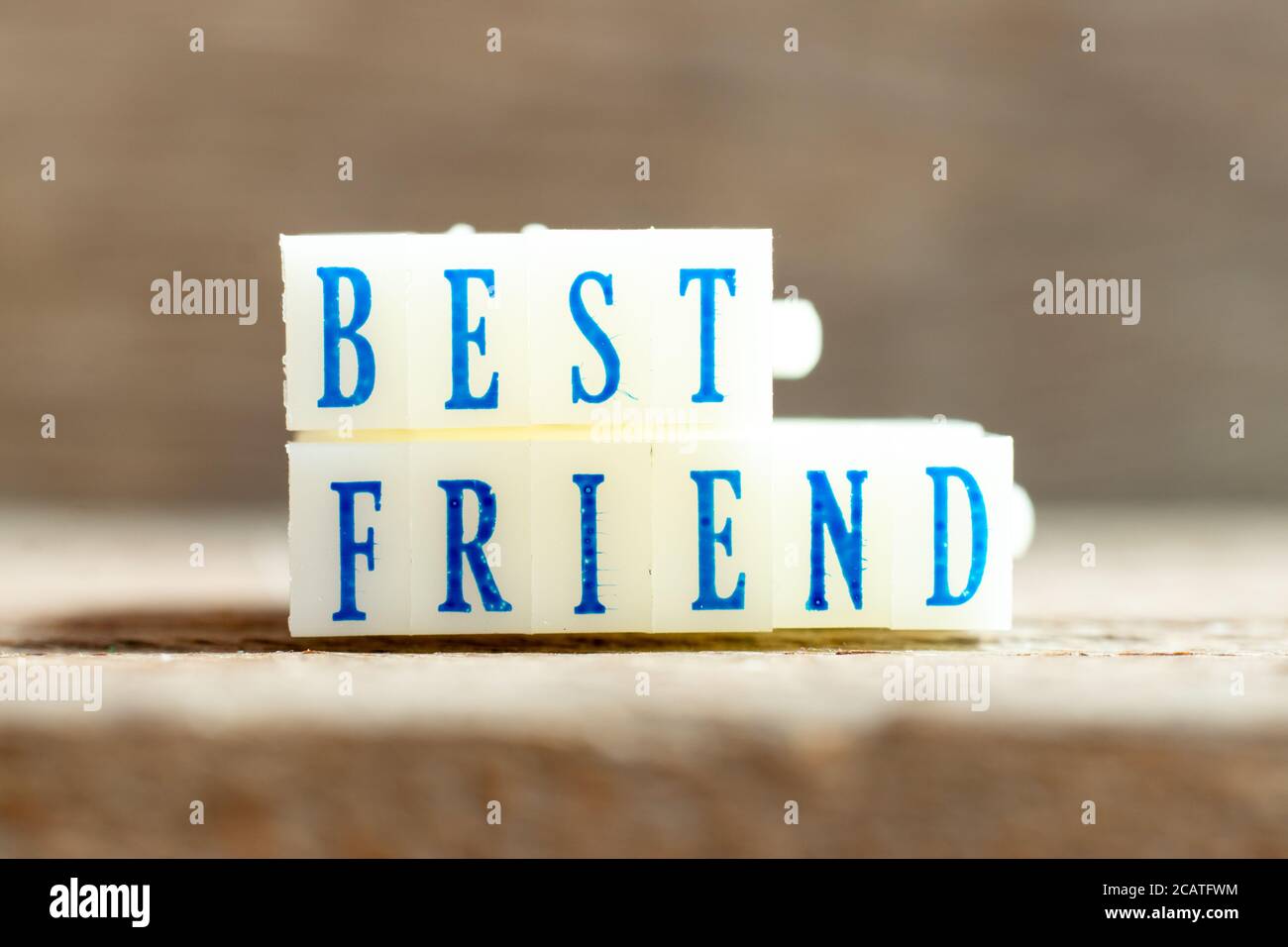 Buchstabenblock mit blauer Farbe Wort bester Freund auf Holz Hintergrund Stockfoto