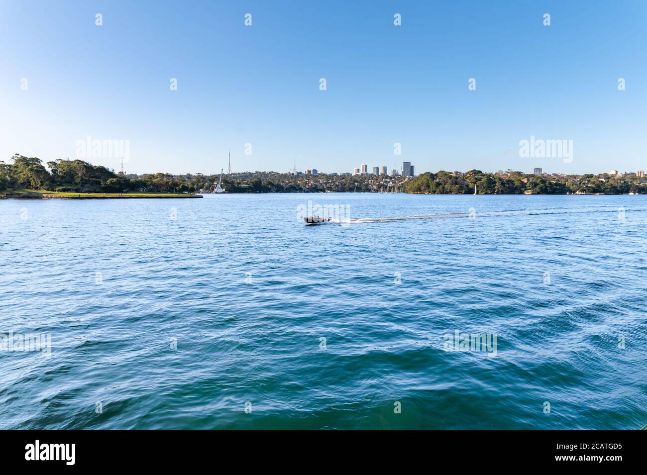 Blick auf Sydney Harbour Blue Water und Greenwich Point Reserve Hintergrund Weichzeichnen an einem sonnigen Winternachmittag Stockfoto