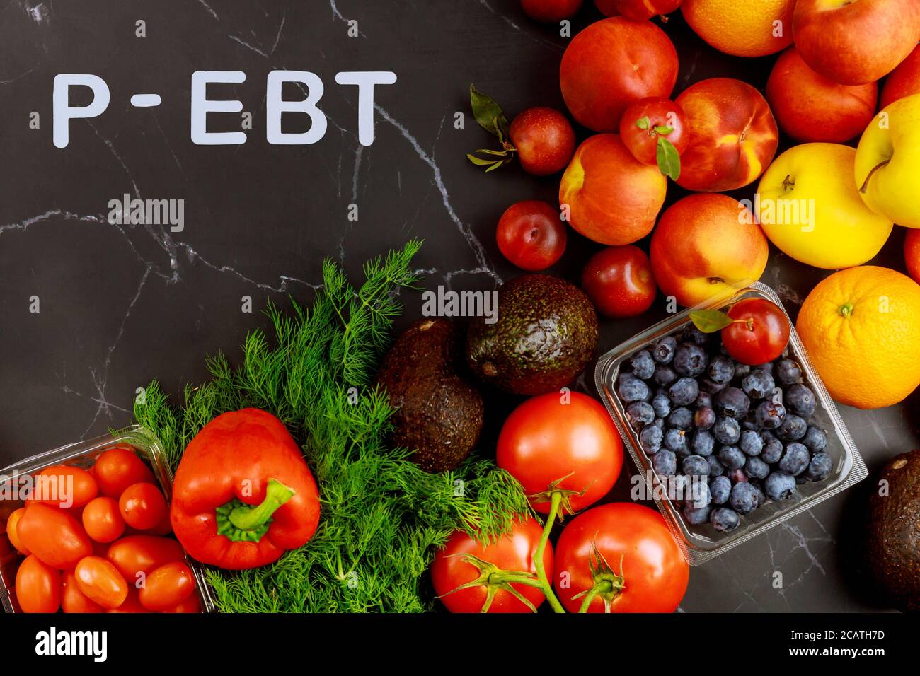 Köstliche reife Früchte mit Gemüse auf schwarzem Hintergrund und Text p-ebt. Stockfoto