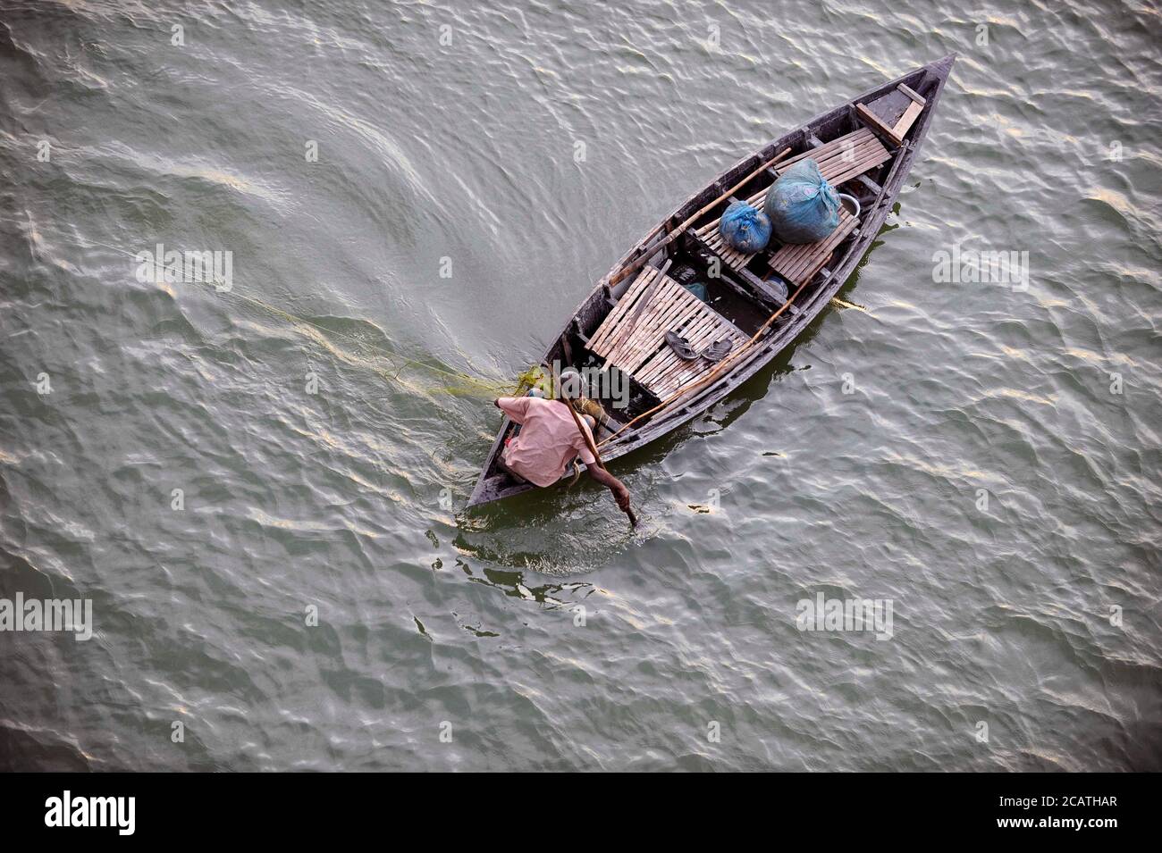 Ein Fischer sah versuchen, einige Fische zu fangen. Im Delta der Flüsse Ganga (Padma), Brahmaputra und Meghna leben Menschen auf dem Wasser. Stockfoto