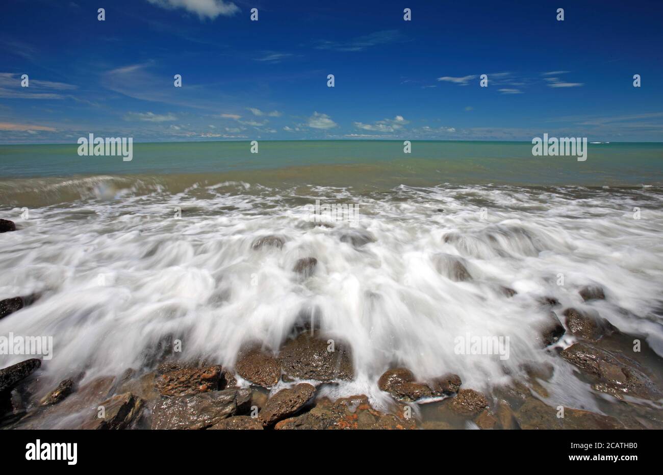 Riesige Gezeiten in der Bucht von Bengalen auf der Insel Saint Martin, lokal bekannt als Narkel Jinjira. Es ist die einzige Koralleninsel. Stockfoto