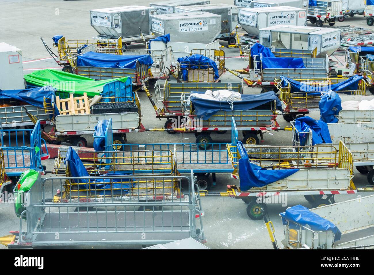Gepäckwagen an einem Flughafen Stockfoto