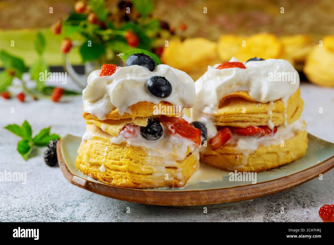Geschichtete Blätterkeks mit Beere und Schlagsahne. Nahaufnahme. Stockfoto