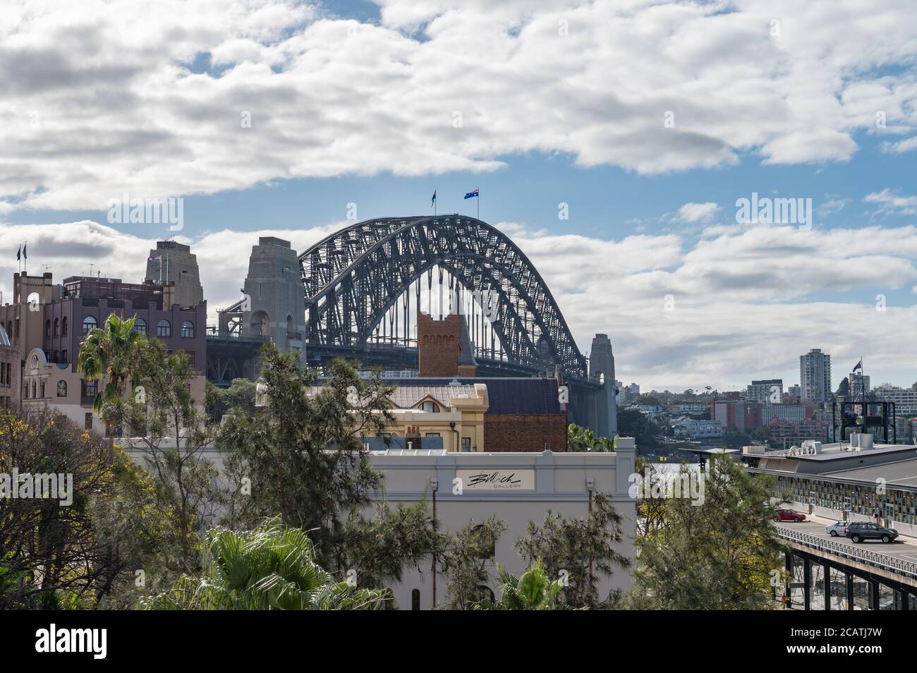 Blick auf die Harbour Bridge von The Rocks auf einem sonnigen Winternachmittag Stockfoto