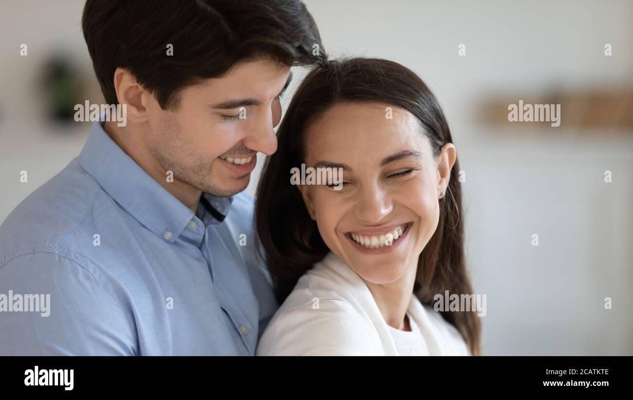 Liebevoll liebevolles Familienpaar genießen romantische süße Moment. Stockfoto