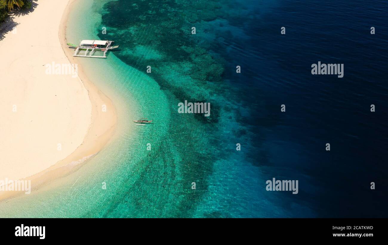 Marine mit einem wunderschönen tropischen Insel, Luftbild. Schönen weißen Sandstrand. Mahaba Island, Philippinen. Blaues Meer mit türkisfarbenen Lagunen. Sommer und Reisen Urlaub Konzept. Stockfoto