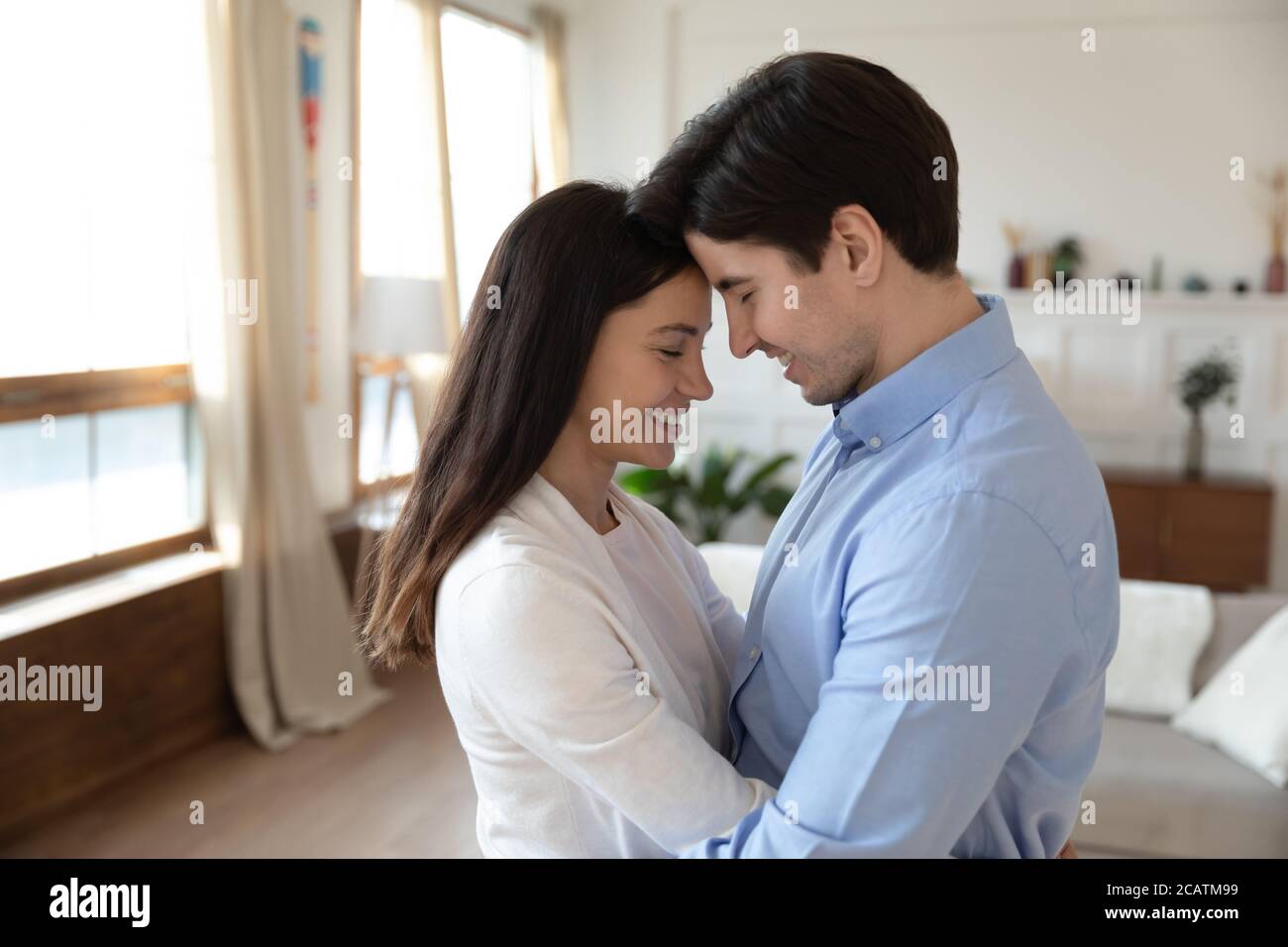 Glücklich emotional kaukasischen Familie Paar genießen süß zärtlichen Moment. Stockfoto