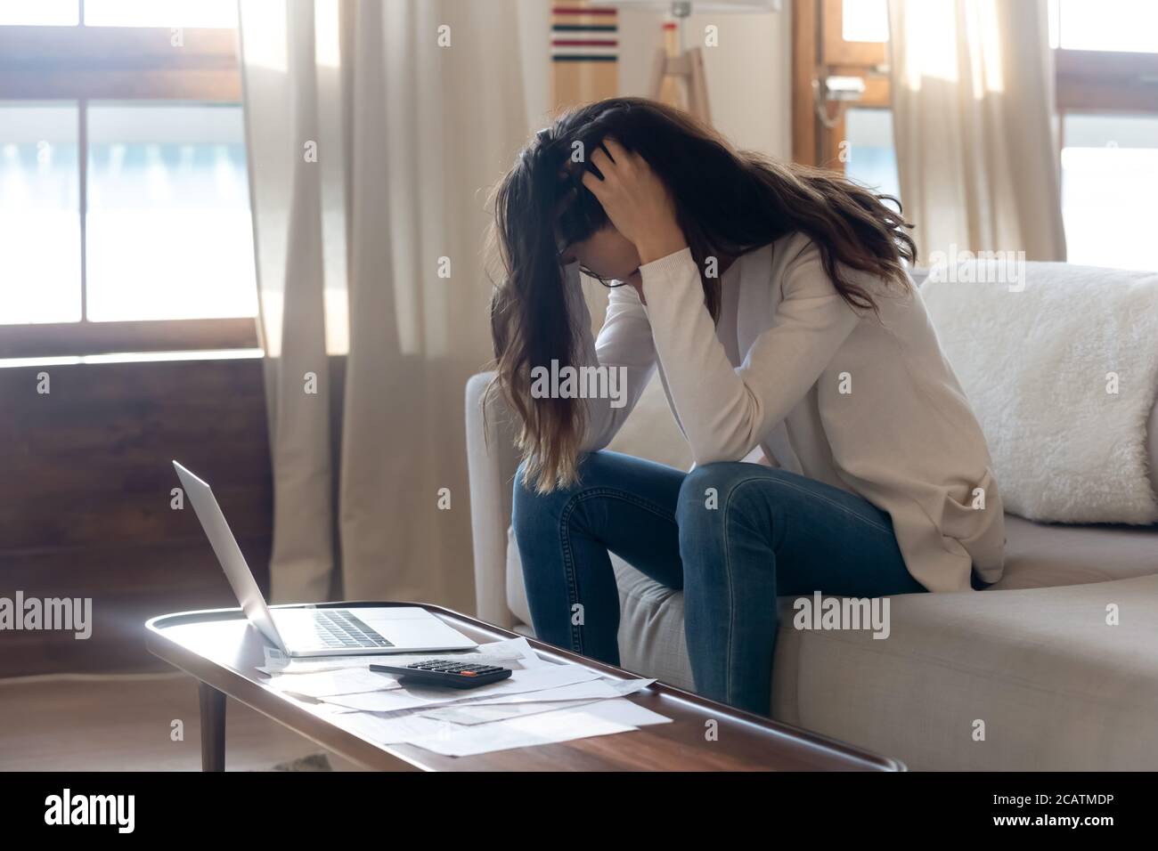 Gestresste junge Frau Gefühl hoffnungslos Verwaltung des monatlichen Budgets. Stockfoto