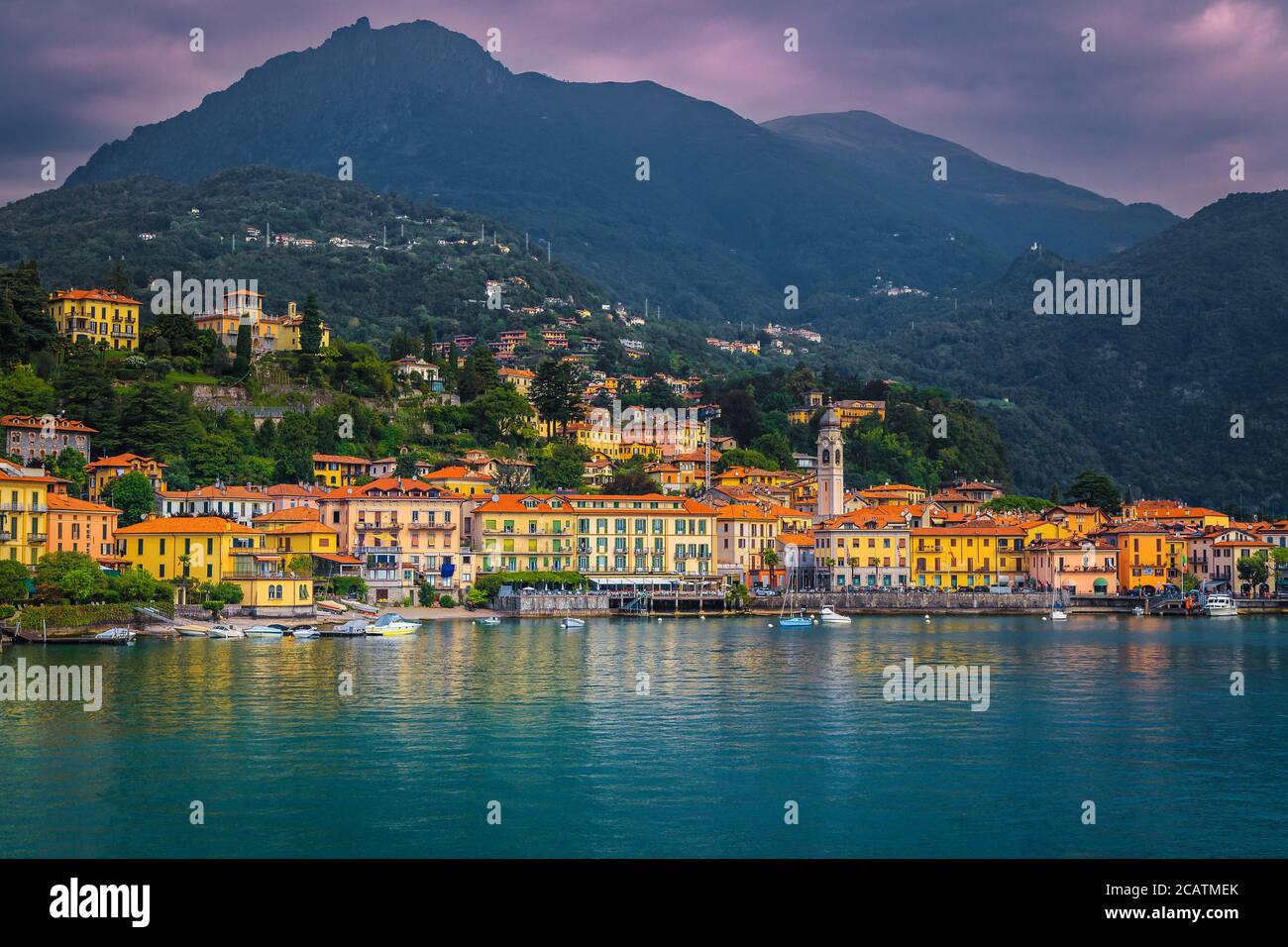 Bunte Gebäude und Ferienvillen am Ufer des Comer Sees, Menaggio, Lombardei, Italien, Europa Stockfoto