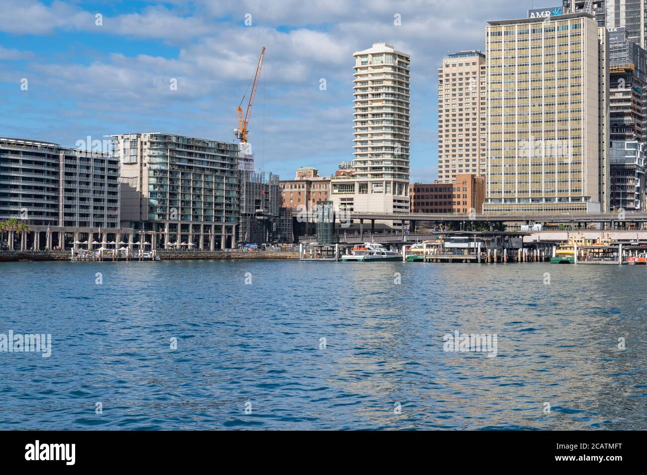 Sydney Harbour Blue Water und Circular Quay an einem sonnigen Winternachmittag Stockfoto