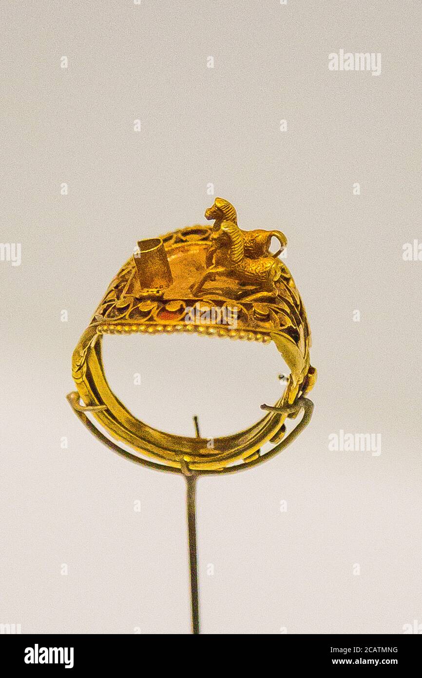Ausstellung "das Tierreich im alten Ägypten", organisiert 2015 vom Louvre Museum in Lens. Ring mit Pferden, 19. Dynastie. Stockfoto