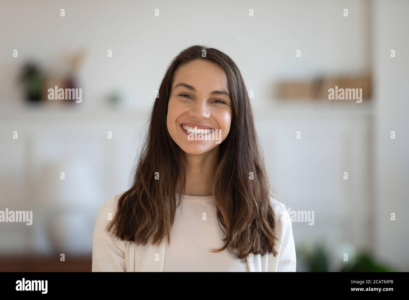 Profilbild der lächelnden attraktiven Mischling Frau. Stockfoto