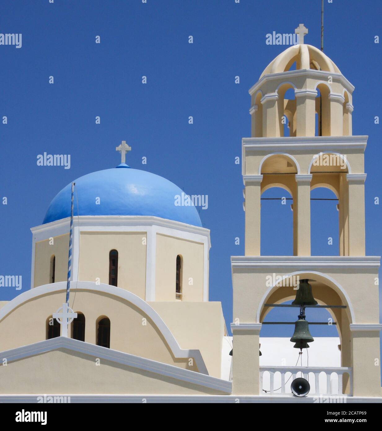 St. George Kirche (Ekklisia Agios Georgios) Nahaufnahme der blauen Kuppel und Glockenturm in Oia, Santorini, Griechenland Stockfoto