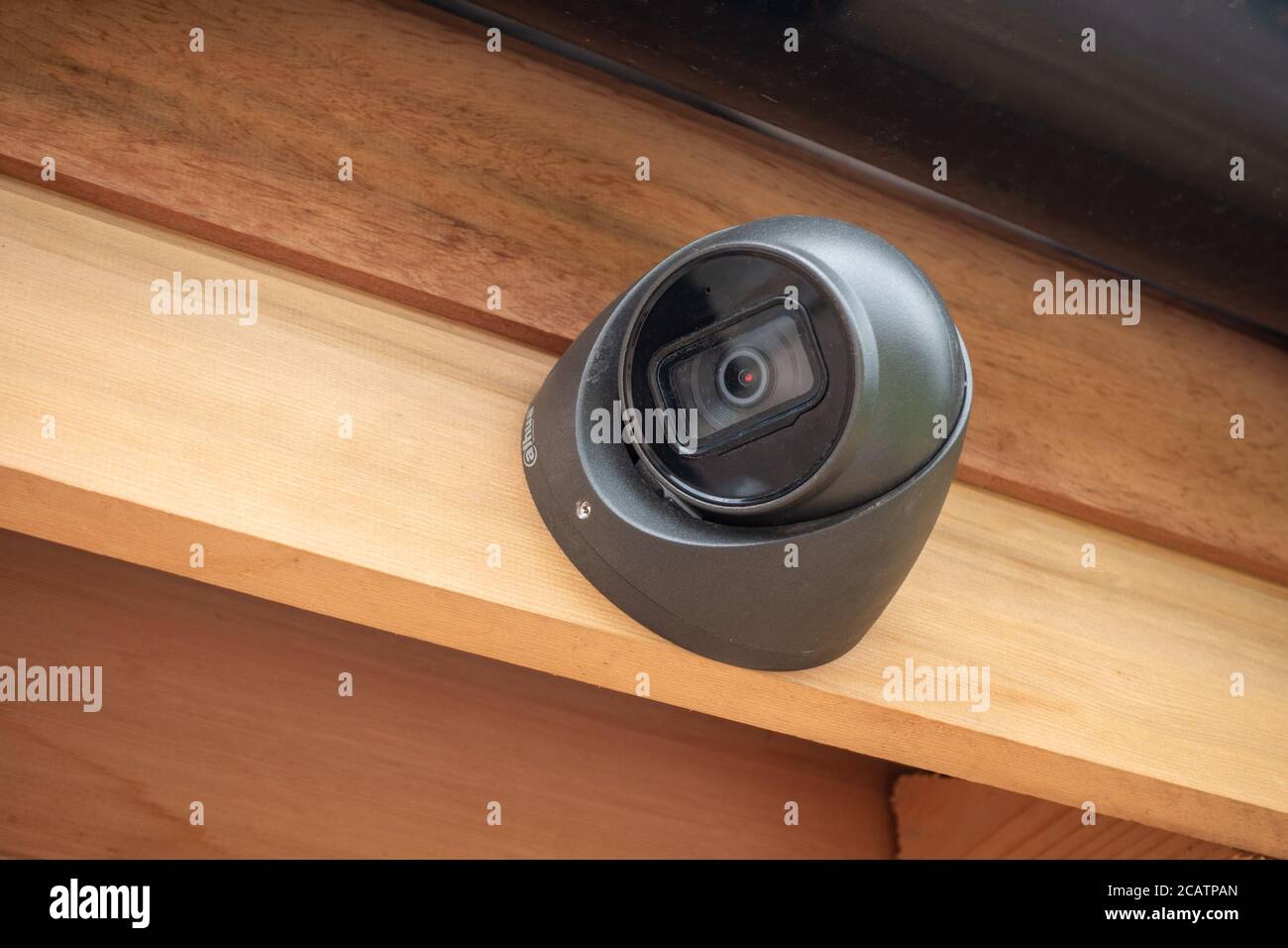 An der Wand montierte CCTV-Hochsicherheitskamera Stockfoto