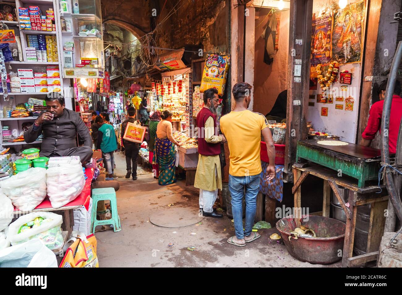 Agra / Indien - 22. Februar 2020: Junge Männer in Snack-Shop an kleinen Street Food-Stall in überdachten Marktstraße in Heritage Agra Innenstadt Stockfoto