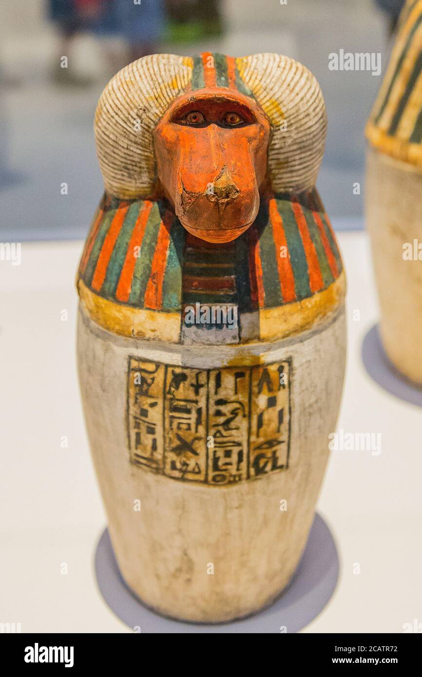 Ausstellung "das Tierreich im alten Ägypten", organisiert 2015 vom Louvre Museum in Lens. Falsches Kanopisgefäß des Priesters Padiuf. Stockfoto