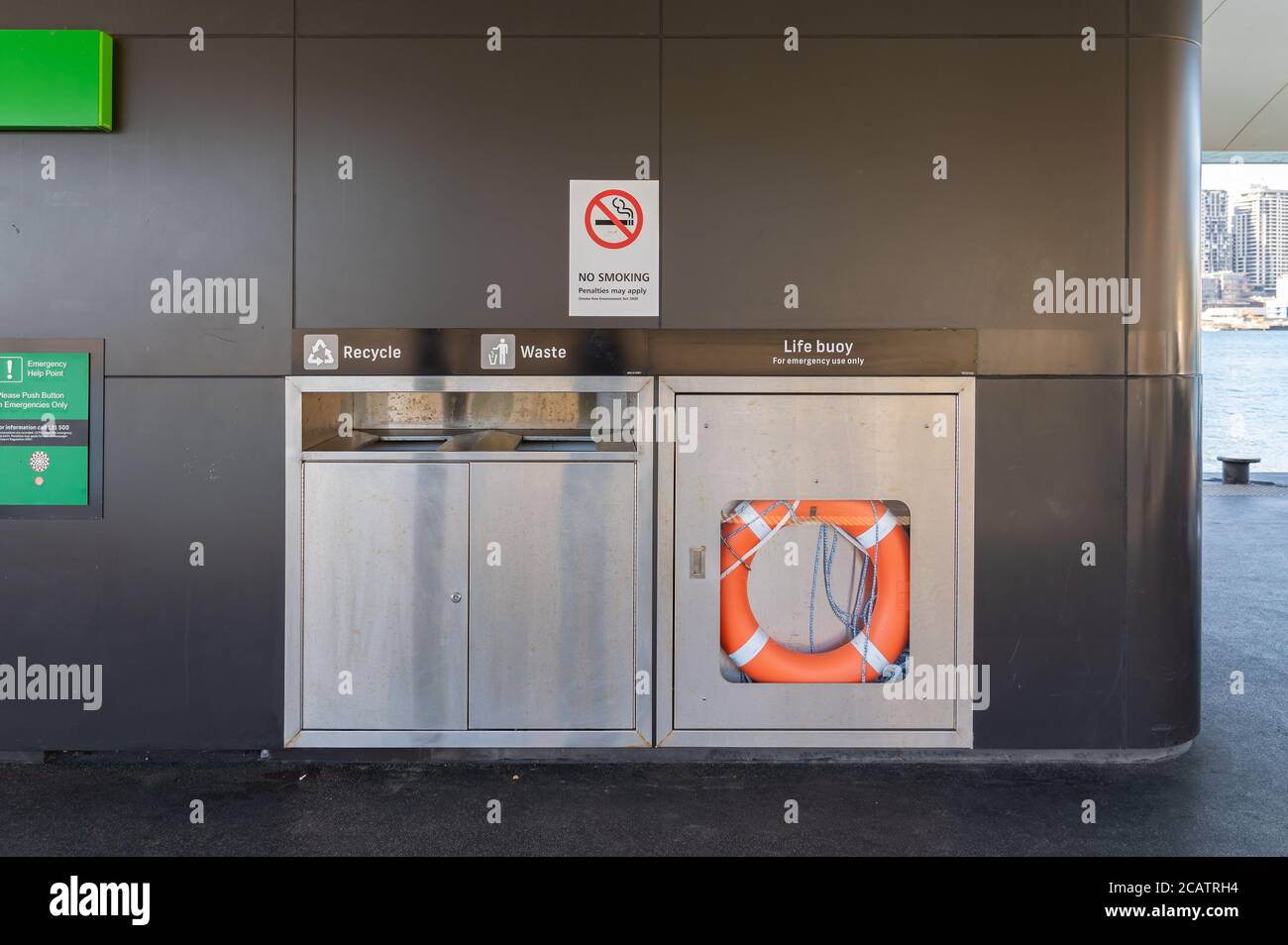 Life Boje, Abfall und Papierkorb in Balmain East Wharf an einem sonnigen Herbstnachmittag Stockfoto